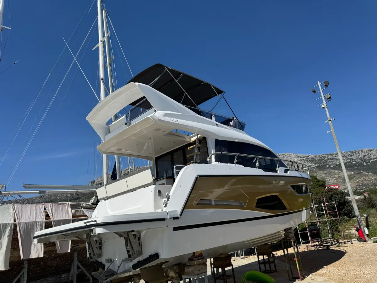 Sealine F430