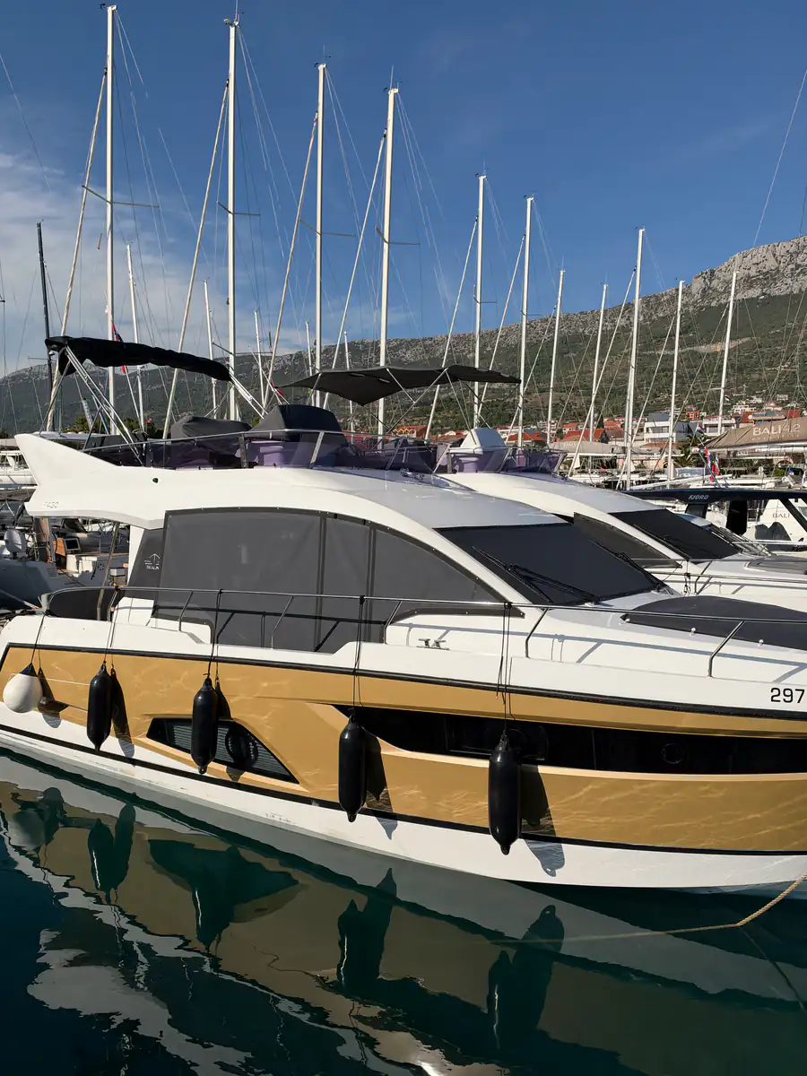 Sealine F430 — Sjenila